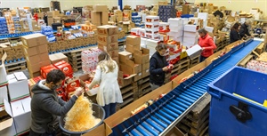 In Oldenzaal maken ze kerstpakketten van anderhalf meter.