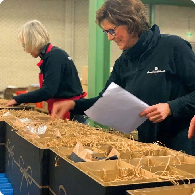 Kerstpakketten inpakken